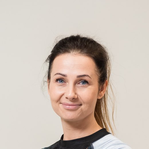 Portret: Anna Piwowarska, fizjoterapeutka prowadząca gabinet Fizjoteo.